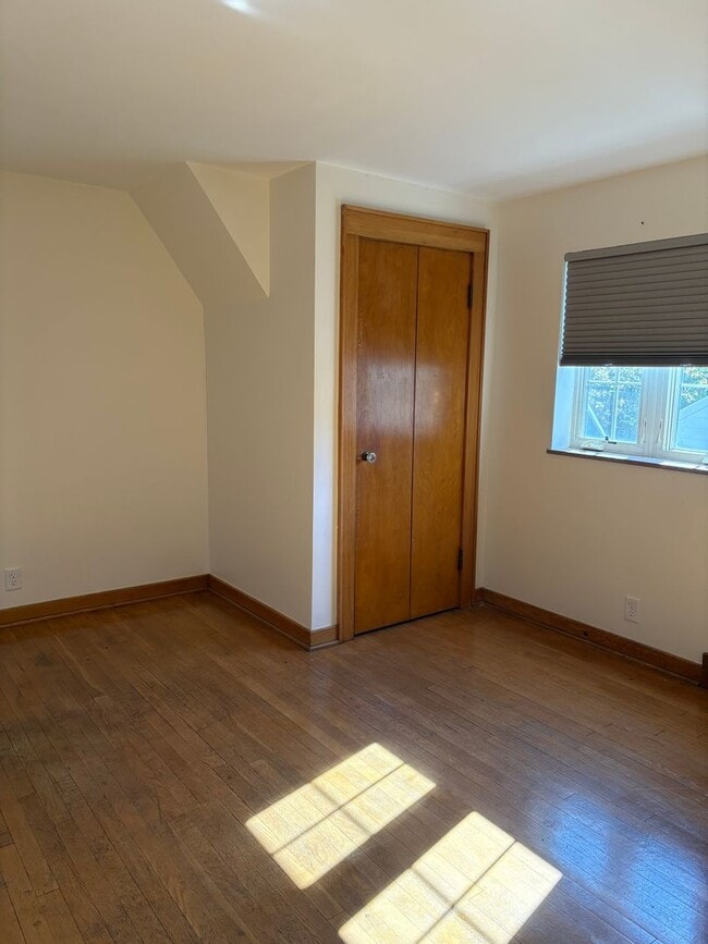 Building Photo - Large 4 bedroom Home for Rent