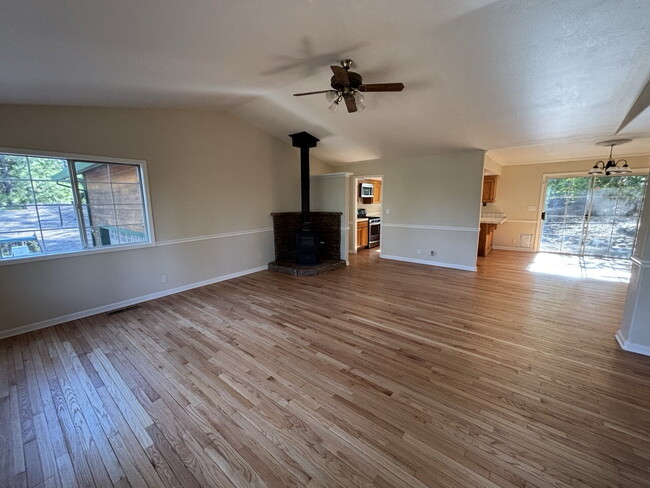 Building Photo - Freshly remodeled home in Pleasant Valley with private yard for rent!