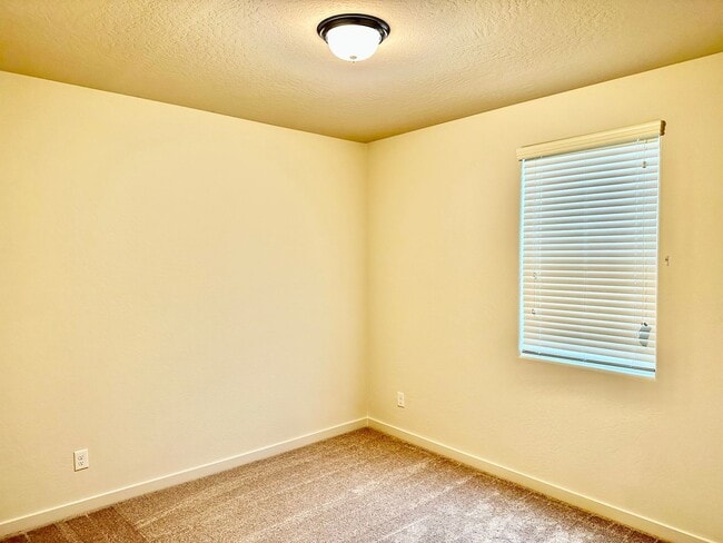 Building Photo - Lovely 3/2 Century Home In Madera