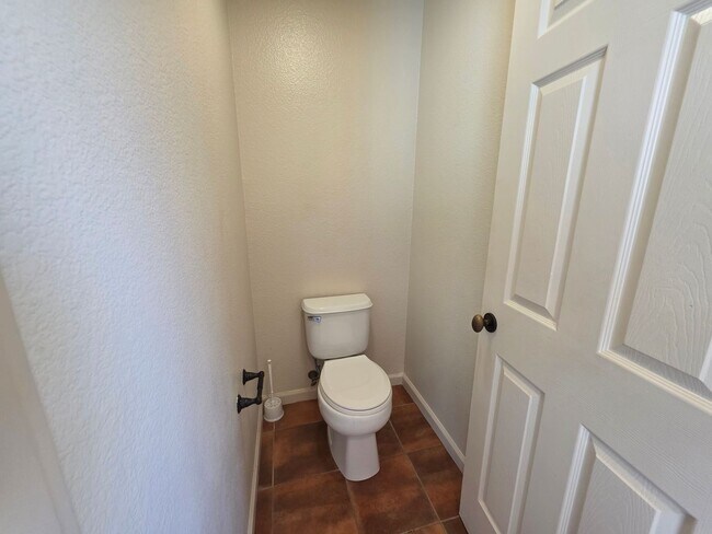 Building Photo - 3 bedroom with an extra office/den space in Modesto!