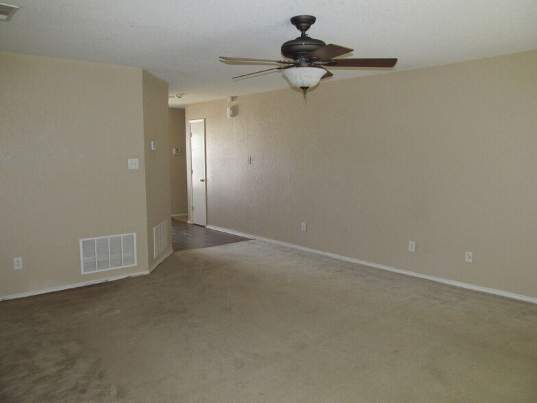 Building Photo - 3210 Viewcrest Dr