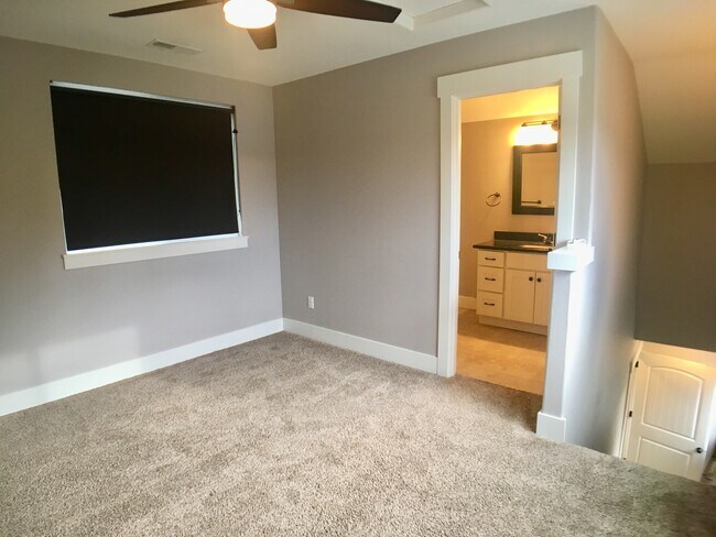 Building Photo - Spacious 3br/3.5ba House with Garage & AC in South Tabor Neighborhood