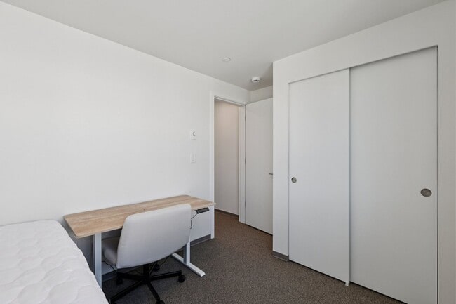 Building Photo - Brand-new private bedroom for the summer!