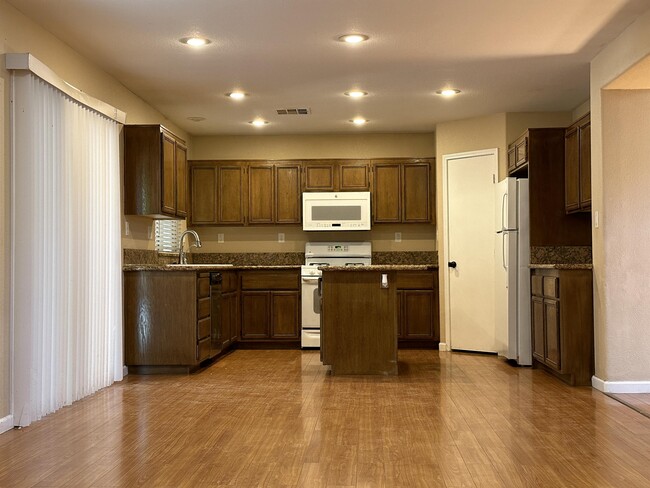 Building Photo - 5537 Spruce Hill Ct