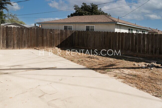 Building Photo - Freshly Renovated Home with Brand-New Flooring and Remodeled Kitchen in Manteca