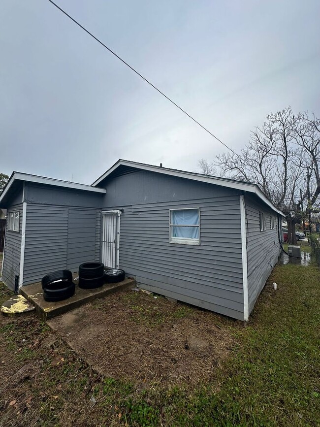 Building Photo - 3-bedroom, 2-bathroom house