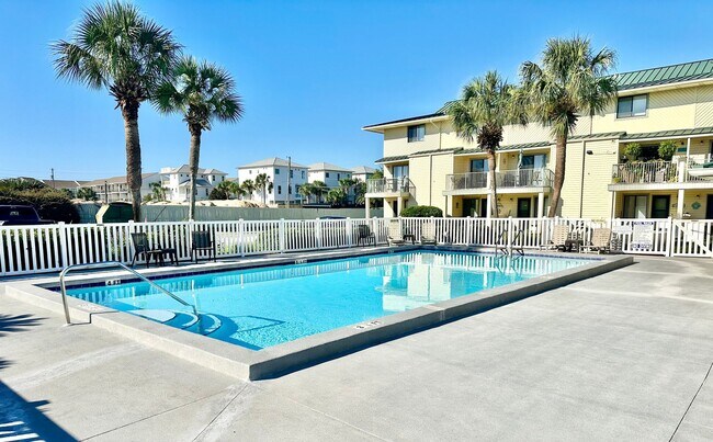 Building Photo - Nice 1 bedroom condo for rent in Miramar Beach w/ a community pool!