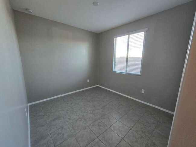 Building Photo - MOVE IN SPECIAL!! 3 Bedroom/ 2 Bath Red Rock Oasis