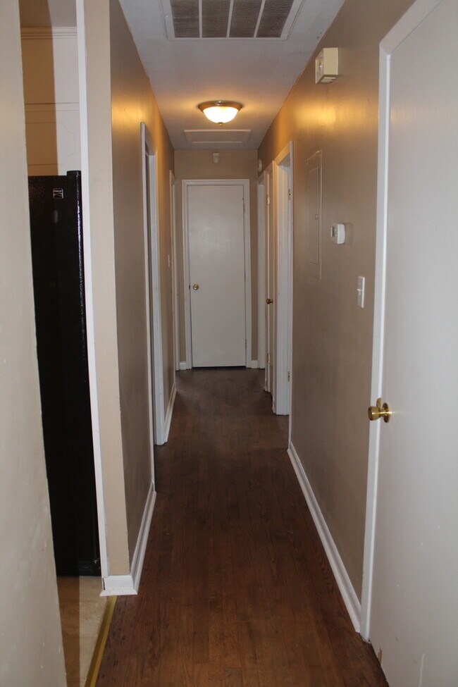 Building Photo - Ireland Dr. area