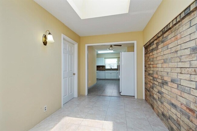 Building Photo - 2007 Highland Hills Dr