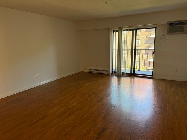 Building Photo - 125 Pleasant St