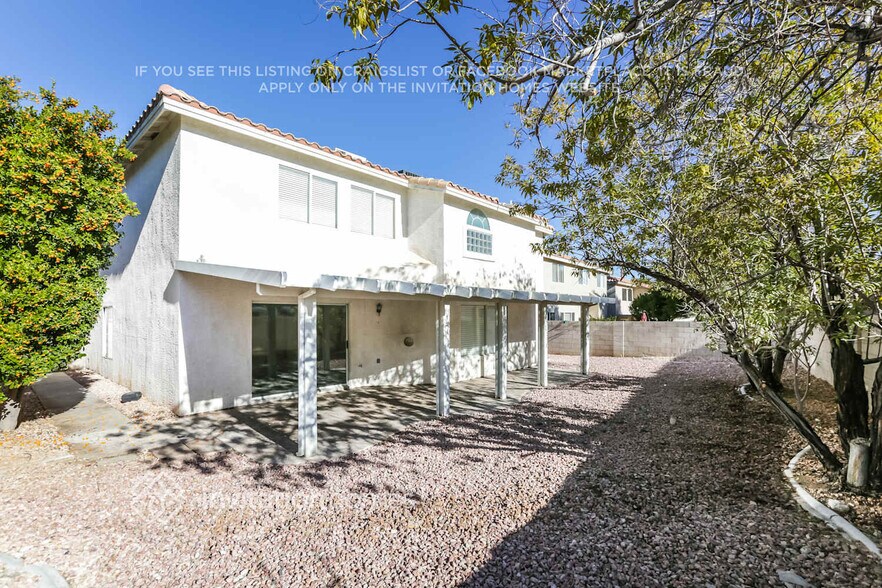 Building Photo - 8637 W Gilmore Ave