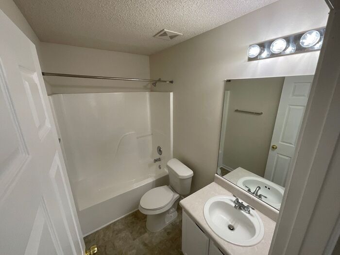 Building Photo - 1608 Hallmark Hills Dr