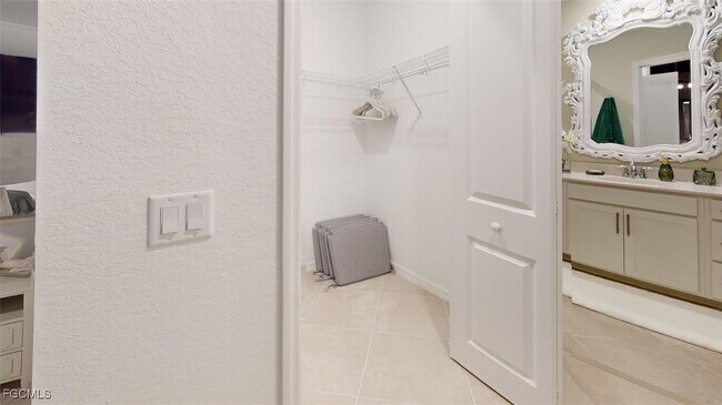 Building Photo - 15275 Grn Acrs Ave