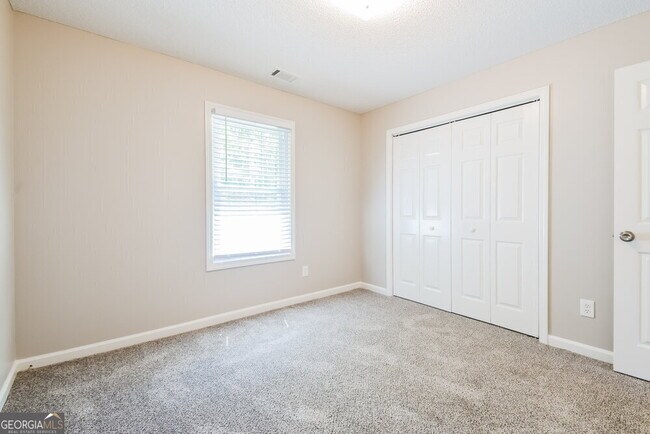 Building Photo - 761 Woodwind Dr
