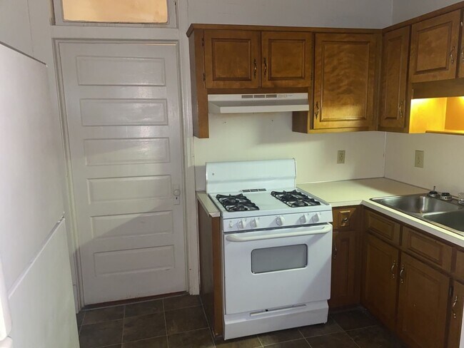 Building Photo - r1919