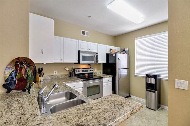 Building Photo - Spacious Top Floor Condo in Resort Style C...