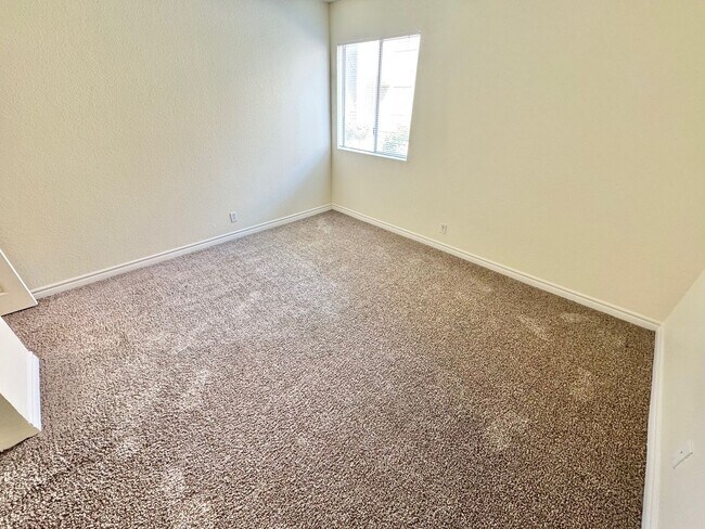 Building Photo - ** SUPER SUMMER SPECIAL!! $400 Off First Month's Rent **  Stylish condo with new upgrades, tennis...