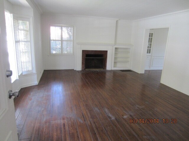 Building Photo - 1000 Tiverton Ave
