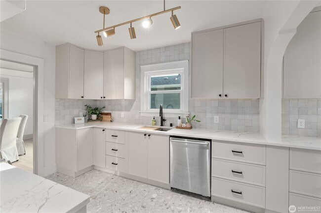 Building Photo - 4Bd/2Ba Seattle House