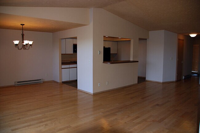 Building Photo - **Available July** BROWNE'S ADDITION GATED CONDOMINIUM 3 Bed 2 Bathroom view property