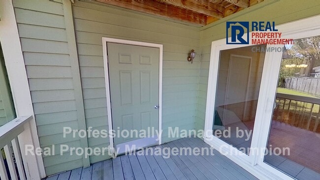 Building Photo - Spacious End Unit Townhome with Private De...