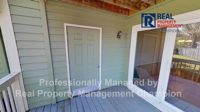 Building Photo - Spacious End Unit Townhome with Private Decks on Two Levels