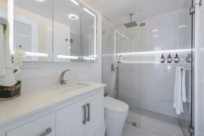 Building Photo - 801 Brickell Bay Dr