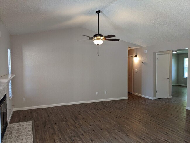 Building Photo - Nice 3 bedroom home, recently updated offe...