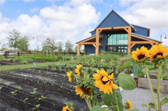 Building Photo - 950 SW Pr Ave