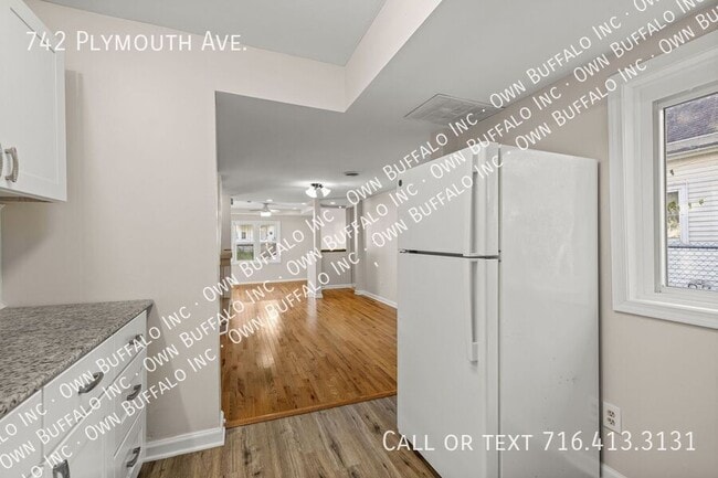 Building Photo - 742 Plymouth Ave