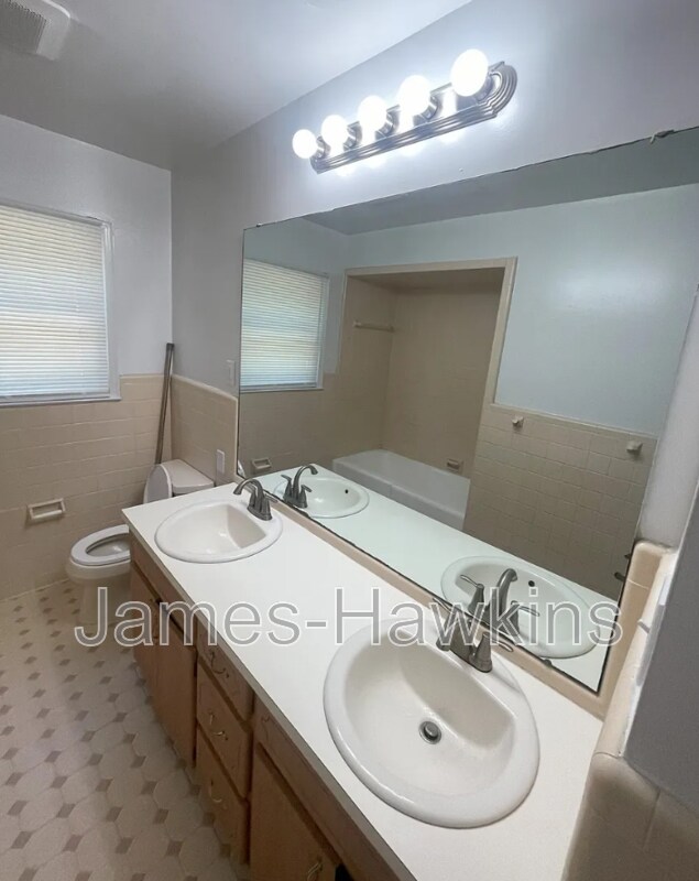 Building Photo - 2124 Greenview Dr
