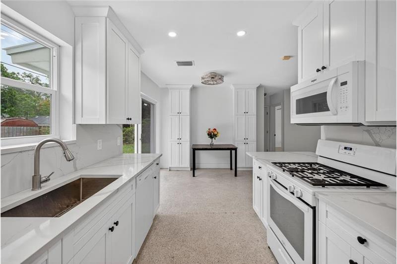 Building Photo - 3131 SW 20th Ct