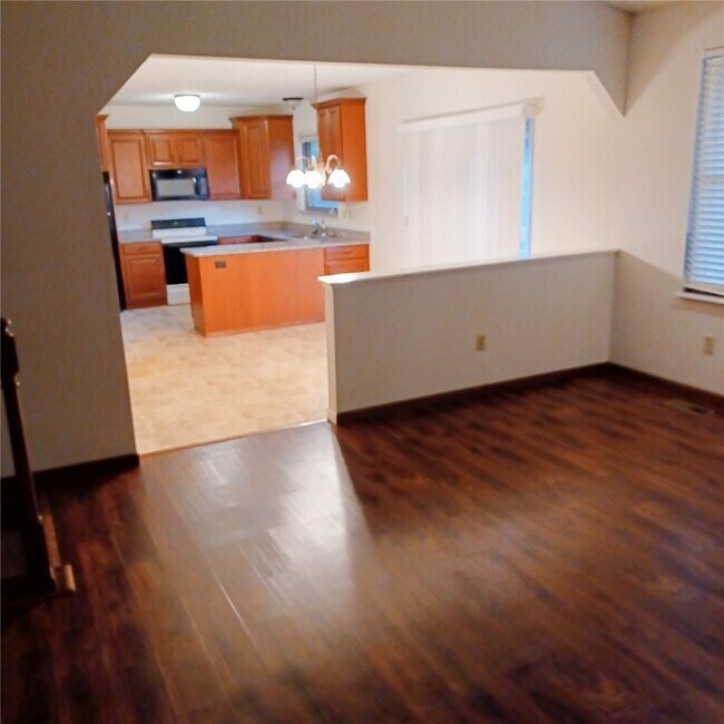 Building Photo - 14 Twin Oaks Dr