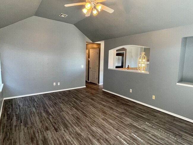 Building Photo - Large 3 Bed 3 Bath Home with an Office in ...