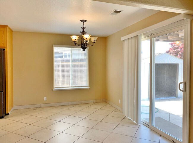 Building Photo - 4 Bedroom Home in Hollister