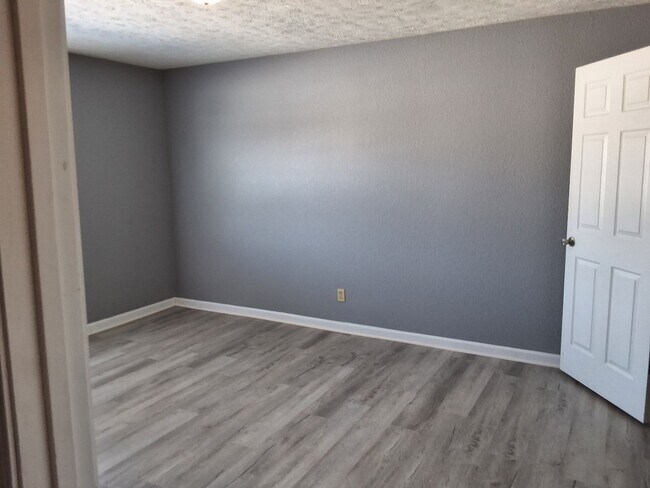 Building Photo - Cozy & Comfy 2 Bed, 1 Bath 365-12 Elmwood Dr