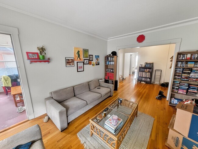 Building Photo - Large 3-bed/1-bath Apartment in the Heart of Rogers Park!