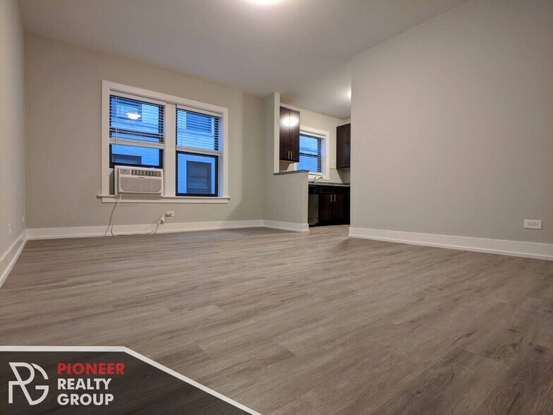 Building Photo - 709 W Brompton Ave