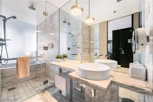 Building Photo - 4381 W Flamingo Rd
