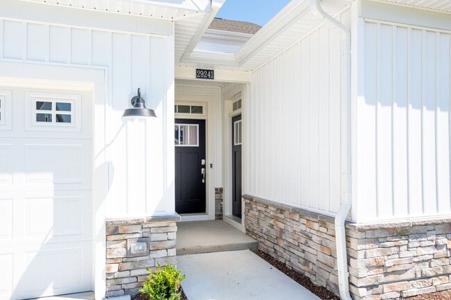 Building Photo - Beautiful new 4-bedroom, 3.5 bath property...