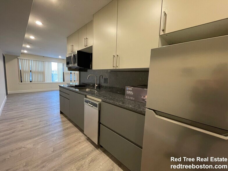 Building Photo - 1028a Commonwealth Ave