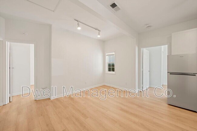 Building Photo - 8451 La Mesa Blvd