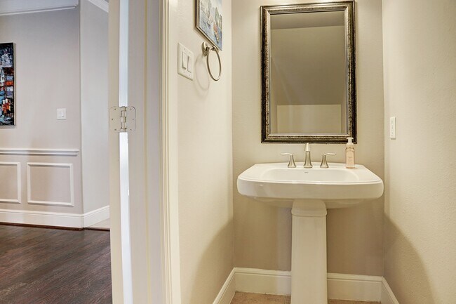 Building Photo - 213 W 26th St