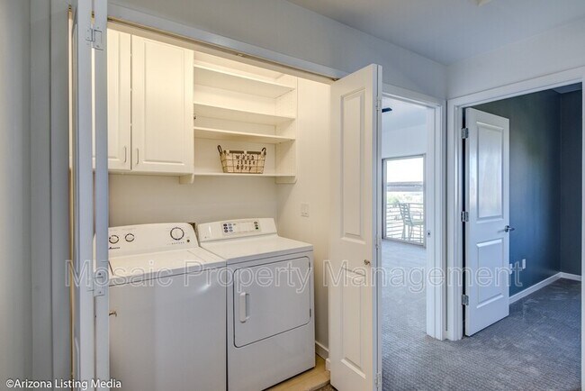 Building Photo - 525 W Lakeside Dr