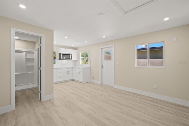 Building Photo - 4135 Des Moines St NE