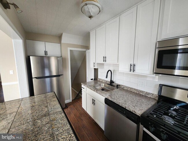 Building Photo - 1925 Ewald Ave