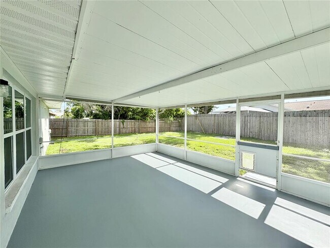 Building Photo - 3126 Shamrock Dr