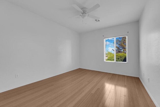 Building Photo - Huge 2 bedroom, 2 bath house with a Den on...