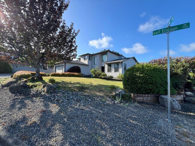 Building Photo - Stunning 4 Bedroom 2.5 Bath with Peek-a-Boo View of Puget Sound